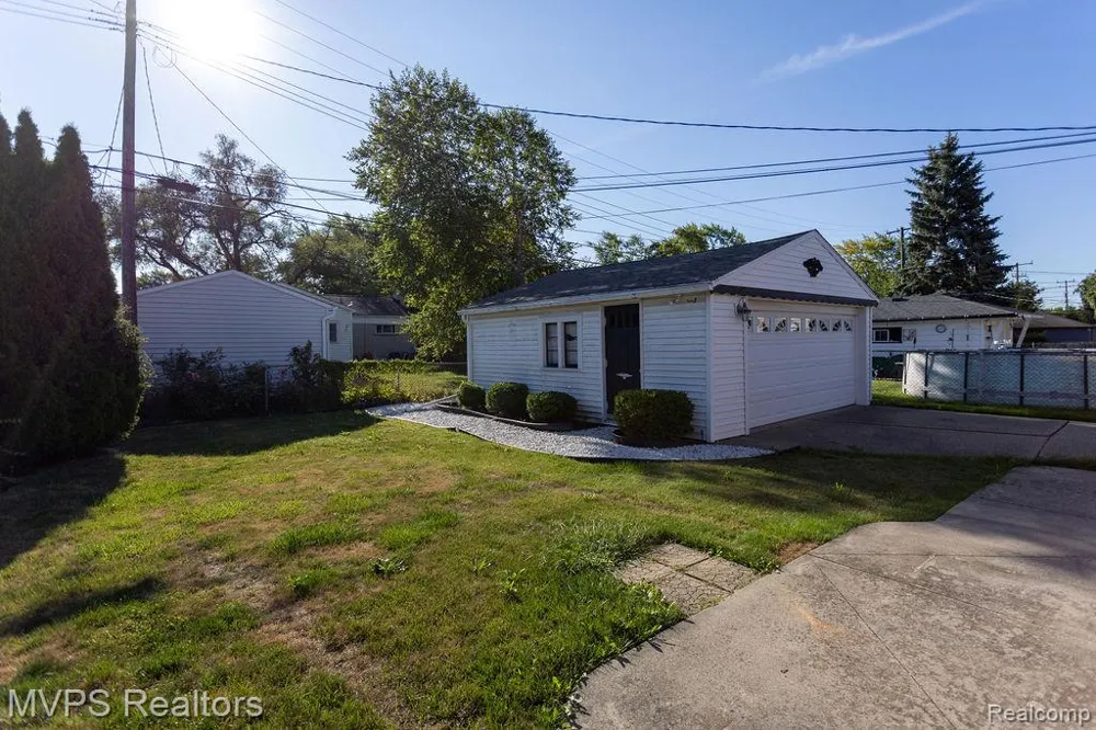 24834 Petersburg Avenue Eastpointe City, MI 48021
