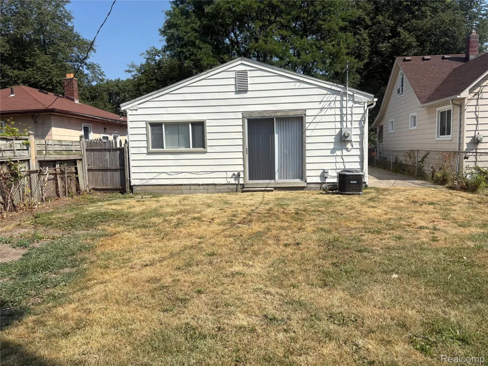 1026 E Evelyn Avenue Hazel Park City, MI 48030