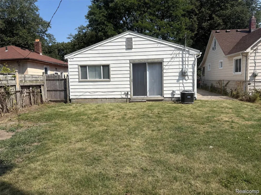 1026 E Evelyn Avenue Hazel Park City, MI 48030
