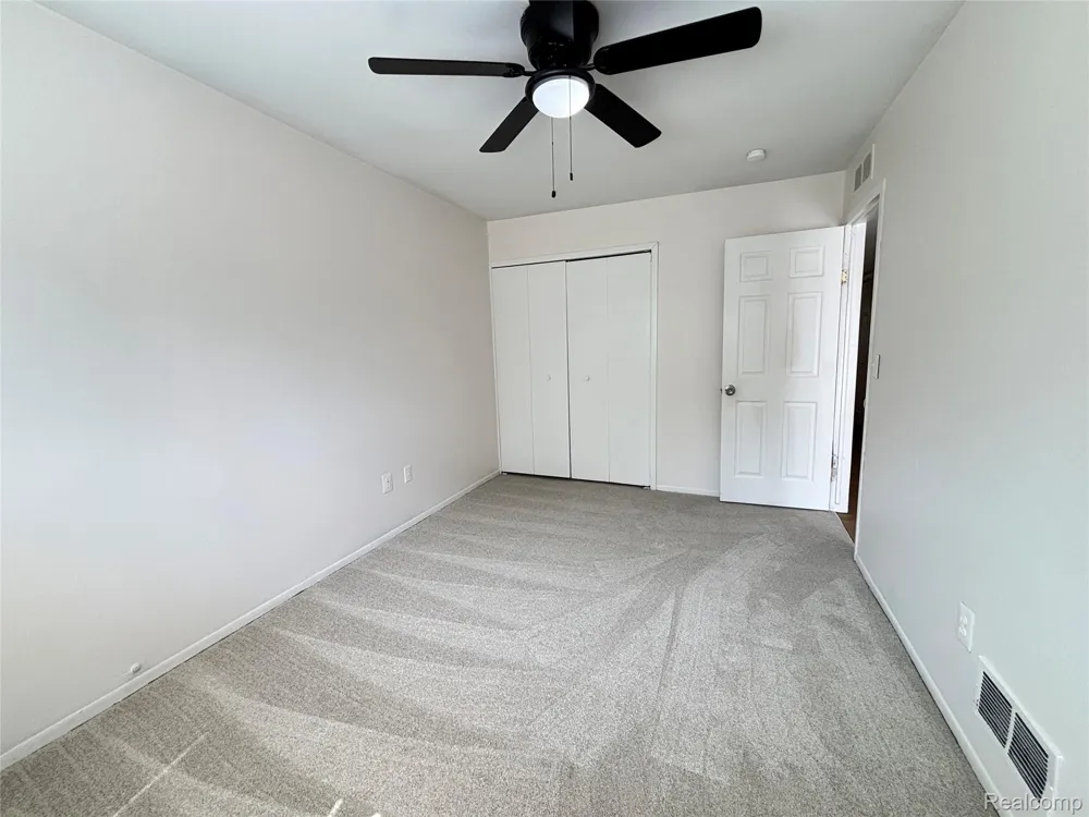 1026 E Evelyn Avenue Hazel Park City, MI 48030