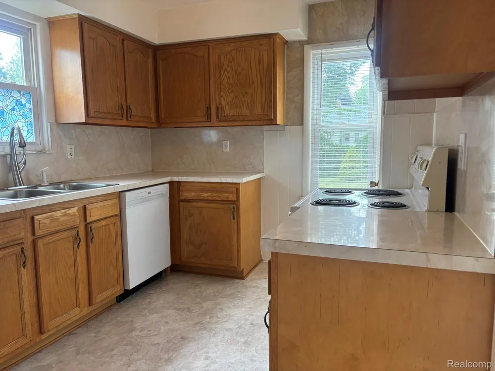 23071 Ithaca Street Oak Park City, MI 48237