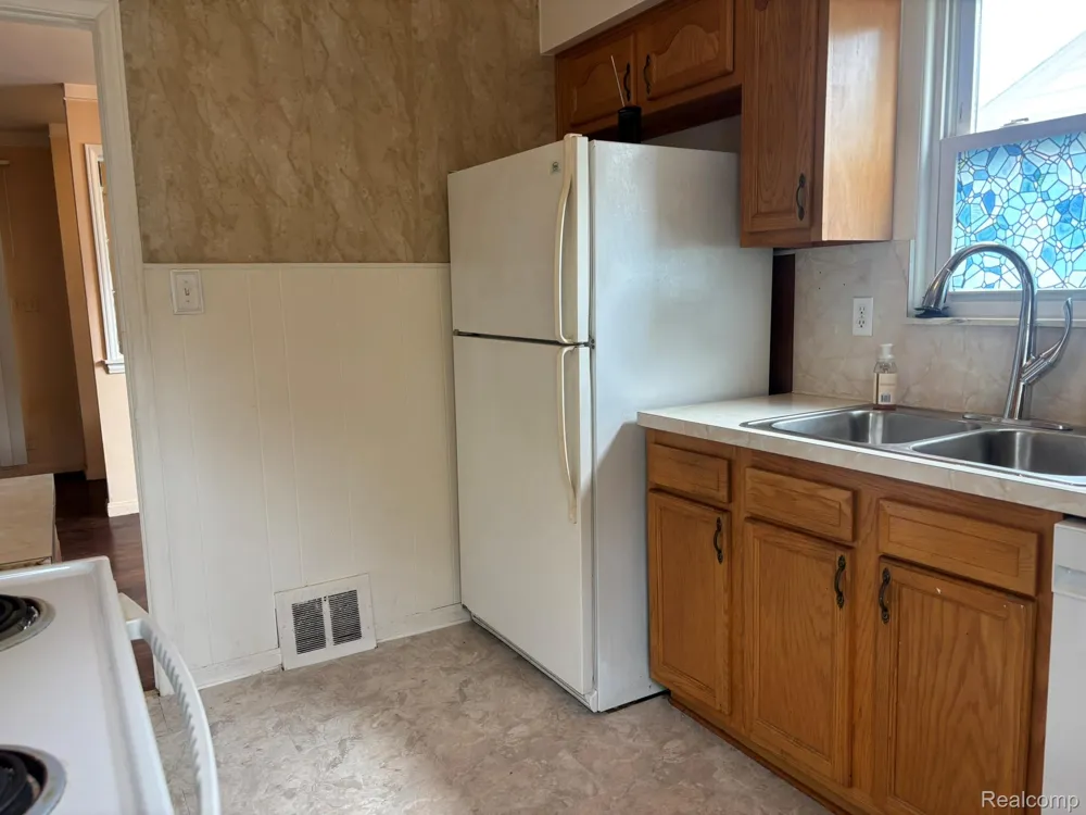 23071 Ithaca Street Oak Park City, MI 48237
