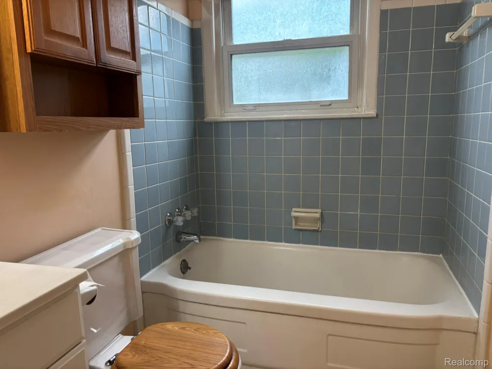 23071 Ithaca Street Oak Park City, MI 48237