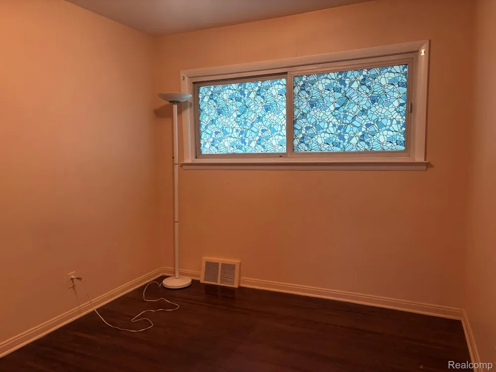 23071 Ithaca Street Oak Park City, MI 48237