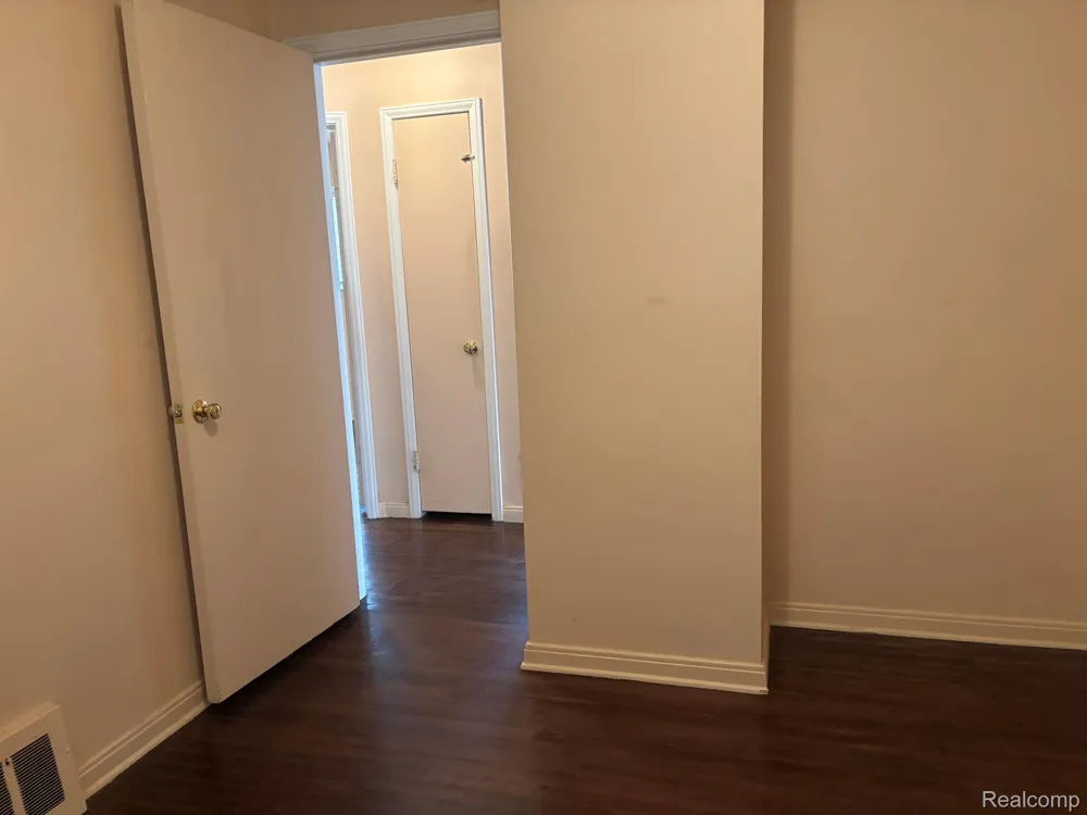 23071 Ithaca Street Oak Park City, MI 48237