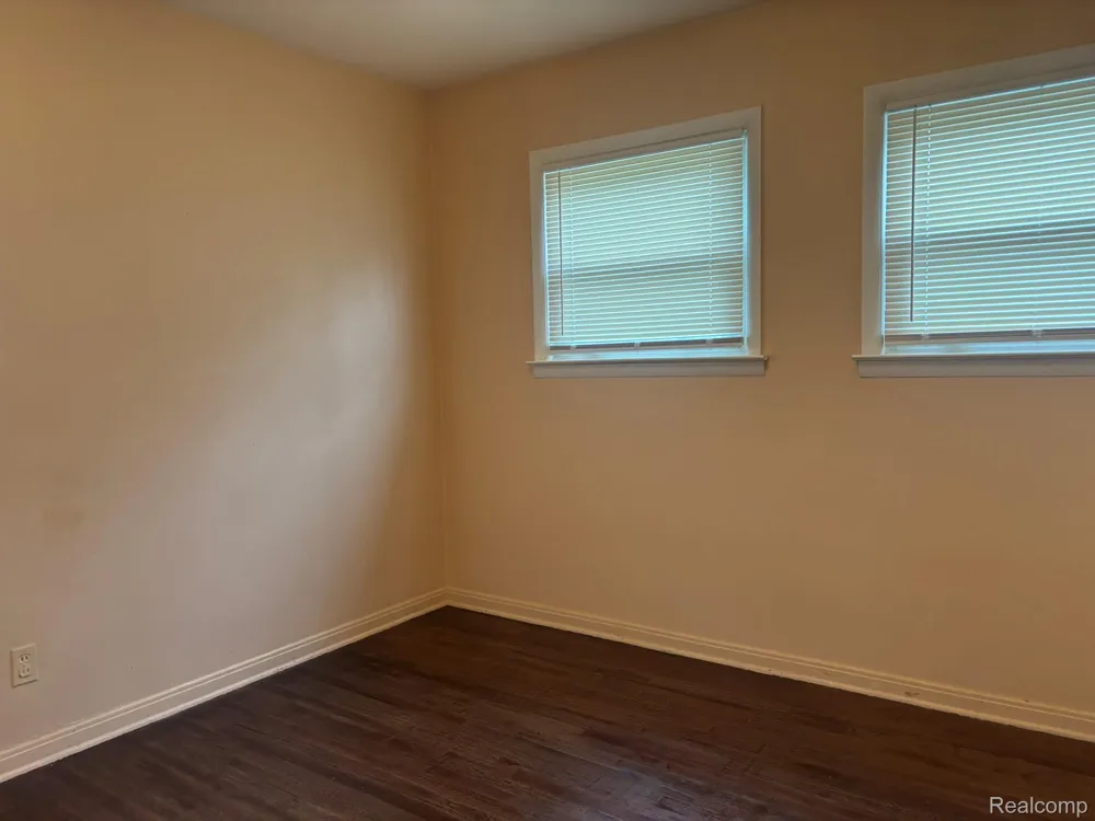 23071 Ithaca Street Oak Park City, MI 48237