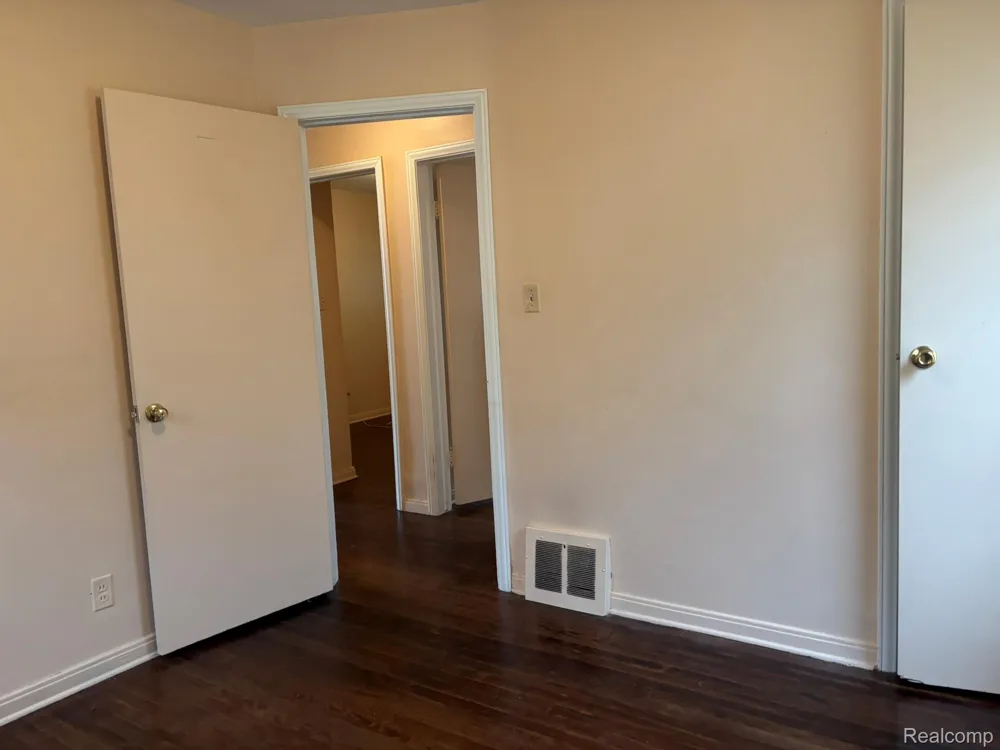 23071 Ithaca Street Oak Park City, MI 48237