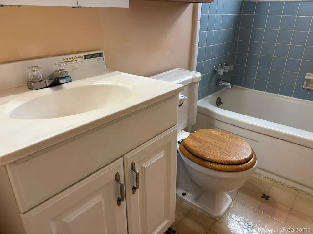 23071 Ithaca Street Oak Park City, MI 48237