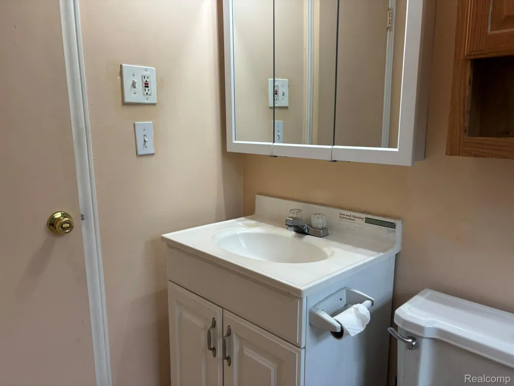 23071 Ithaca Street Oak Park City, MI 48237