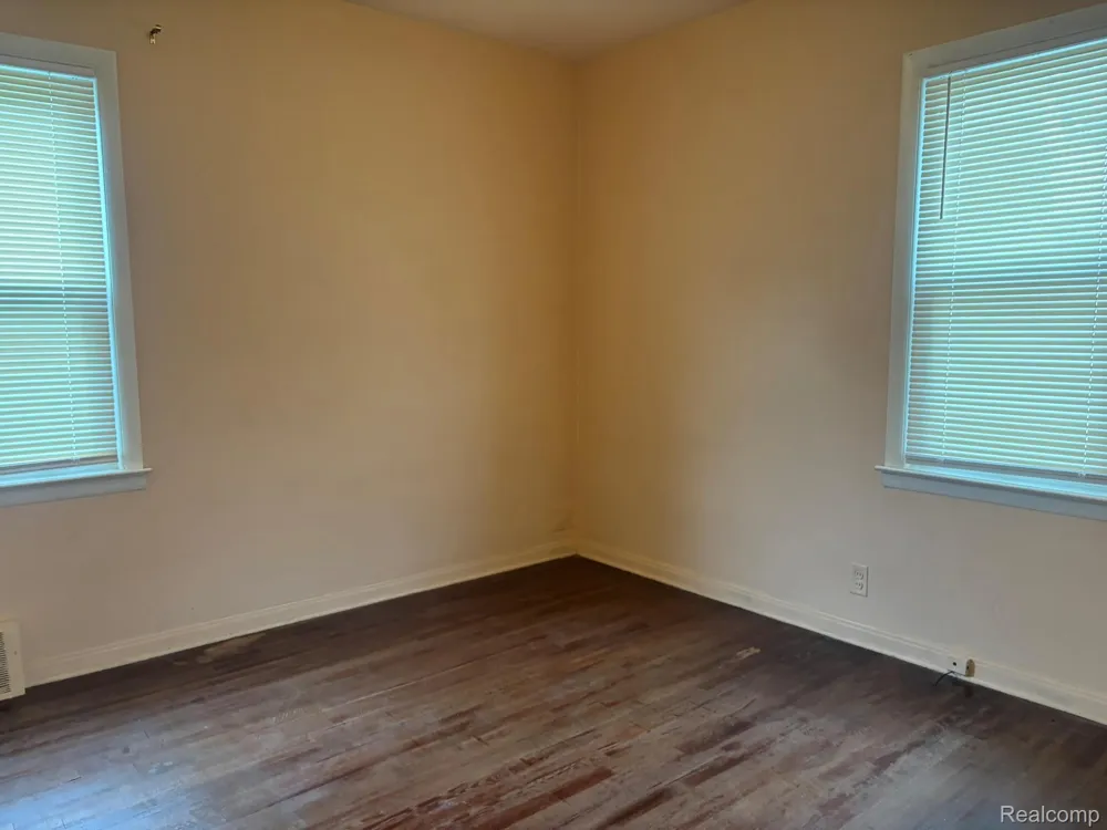 23071 Ithaca Street Oak Park City, MI 48237