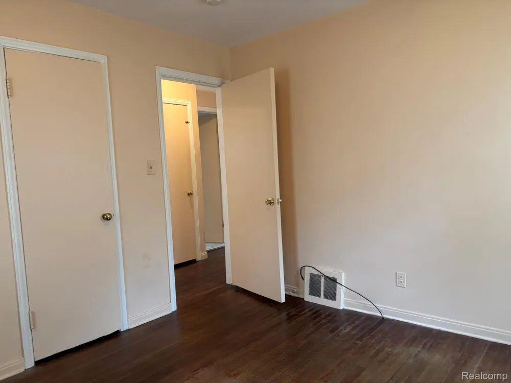 23071 Ithaca Street Oak Park City, MI 48237