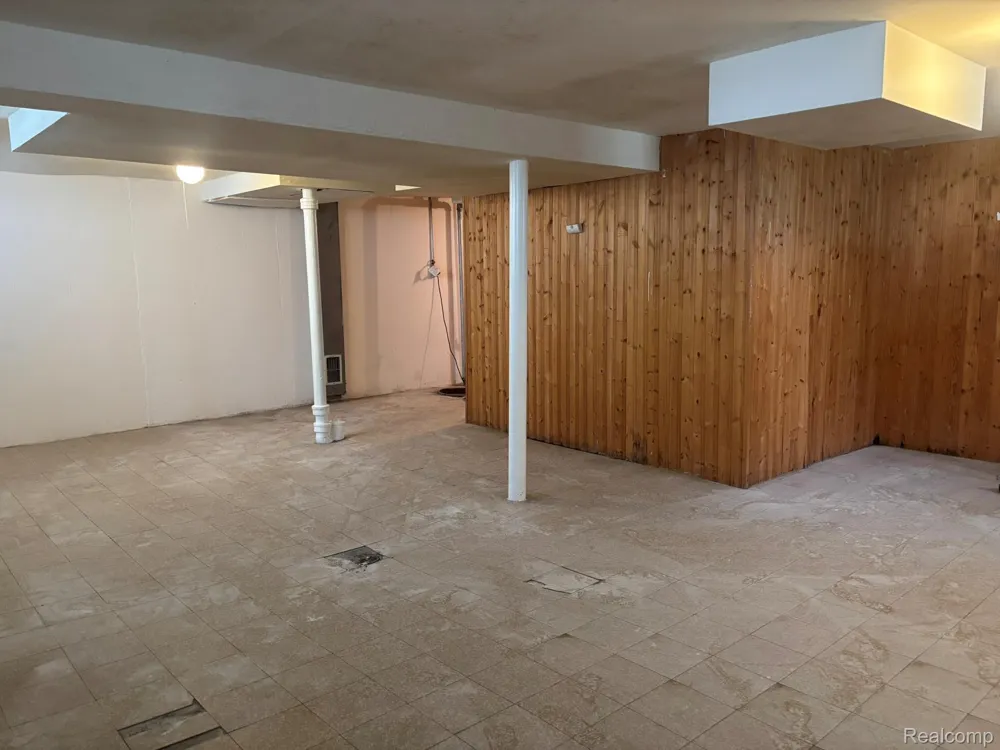 23071 Ithaca Street Oak Park City, MI 48237