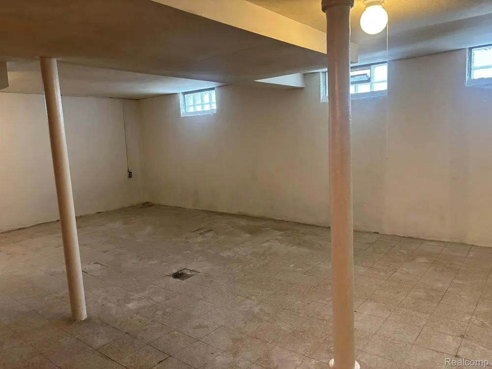 23071 Ithaca Street Oak Park City, MI 48237