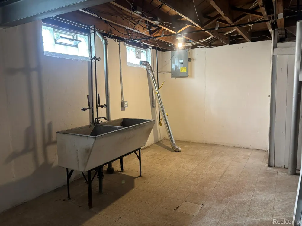 23071 Ithaca Street Oak Park City, MI 48237