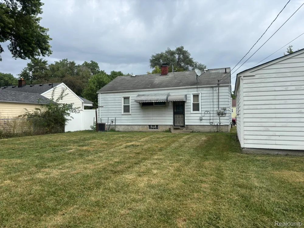 23071 Ithaca Street Oak Park City, MI 48237
