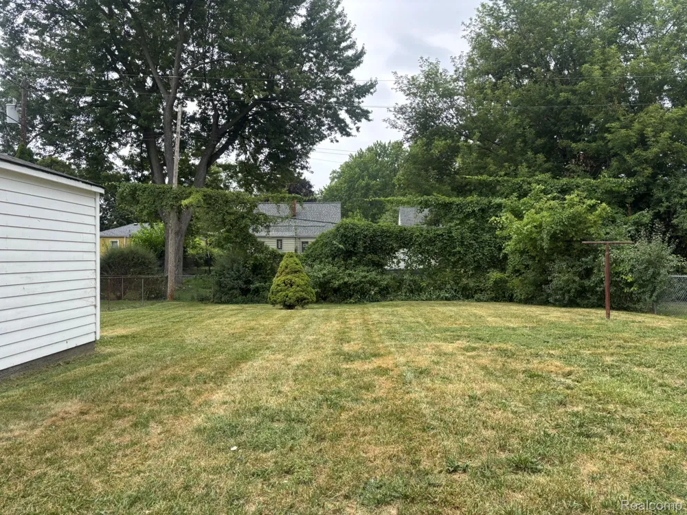 23071 Ithaca Street Oak Park City, MI 48237
