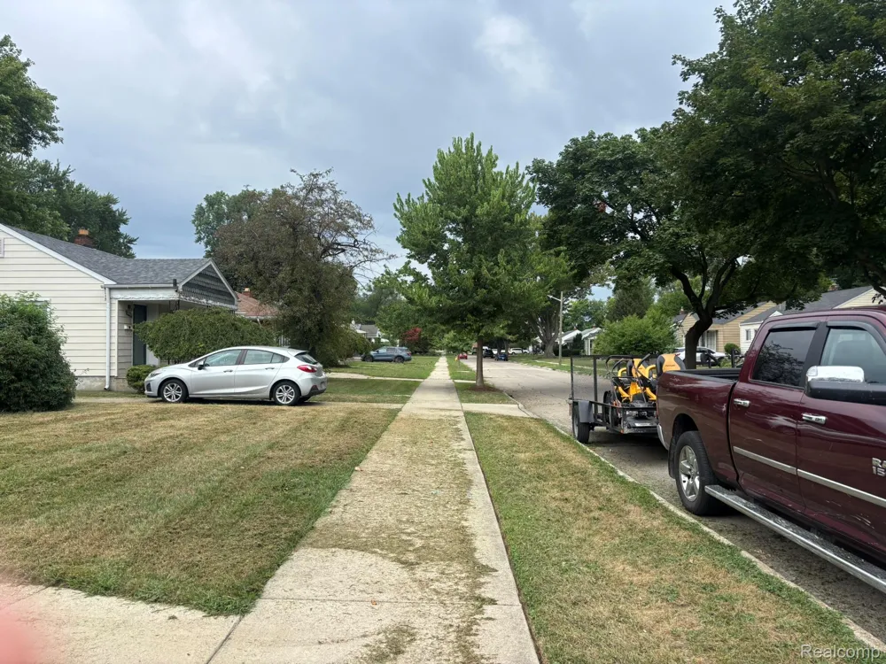 23071 Ithaca Street Oak Park City, MI 48237