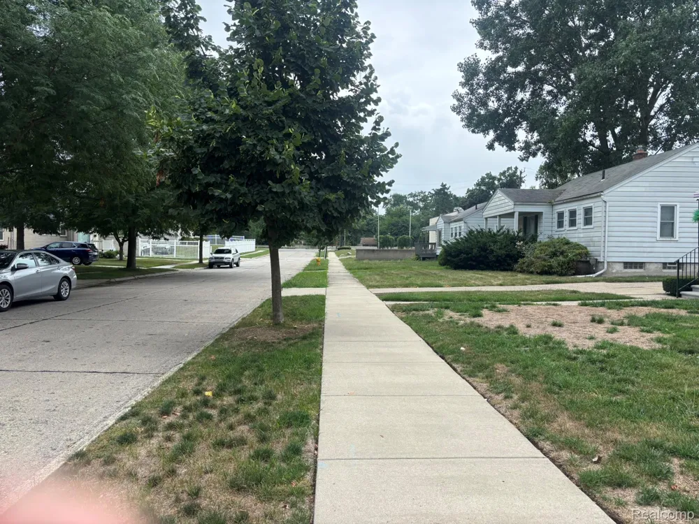 23071 Ithaca Street Oak Park City, MI 48237