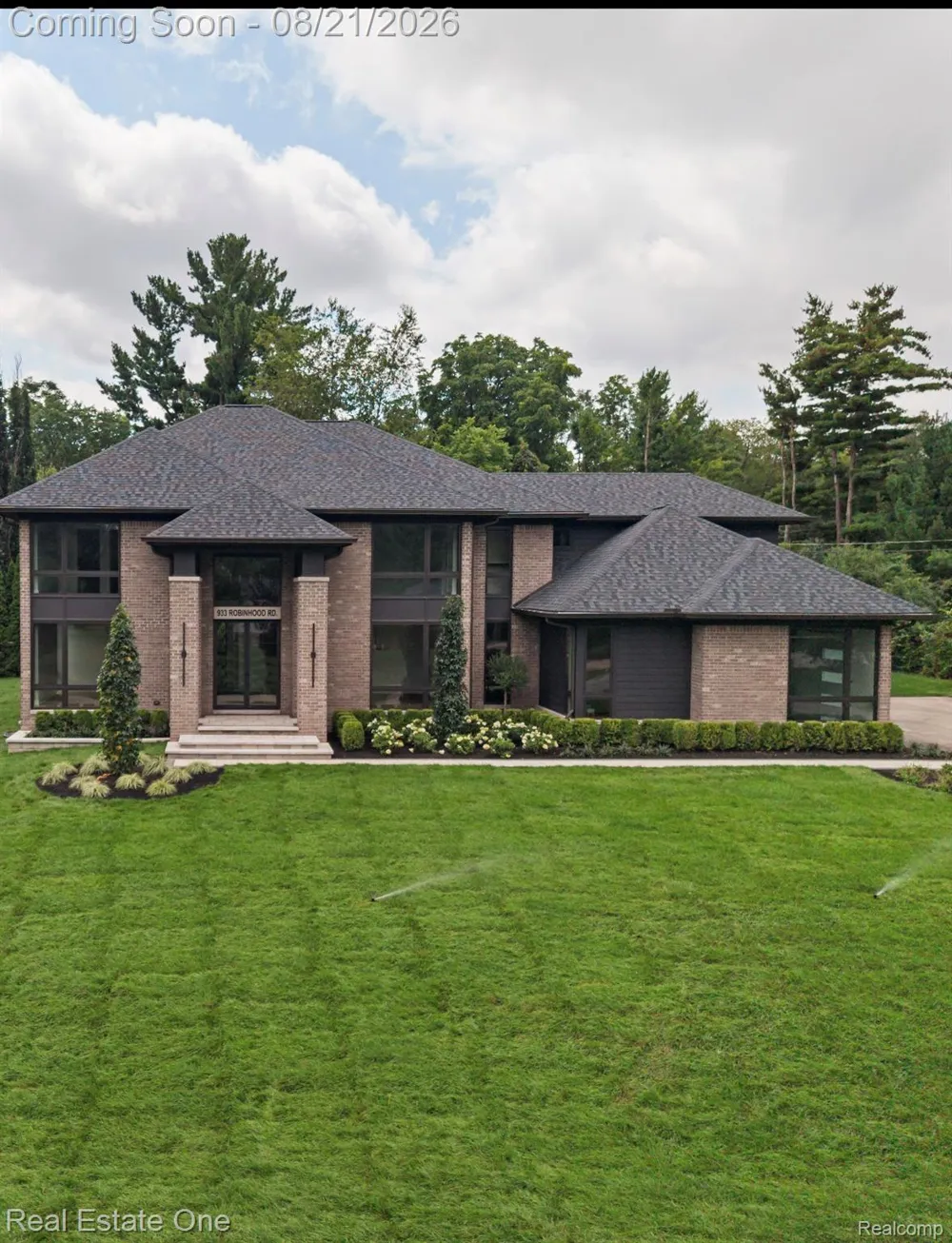 933 Robinhood Road Bloomfield Charter Township, MI 48304