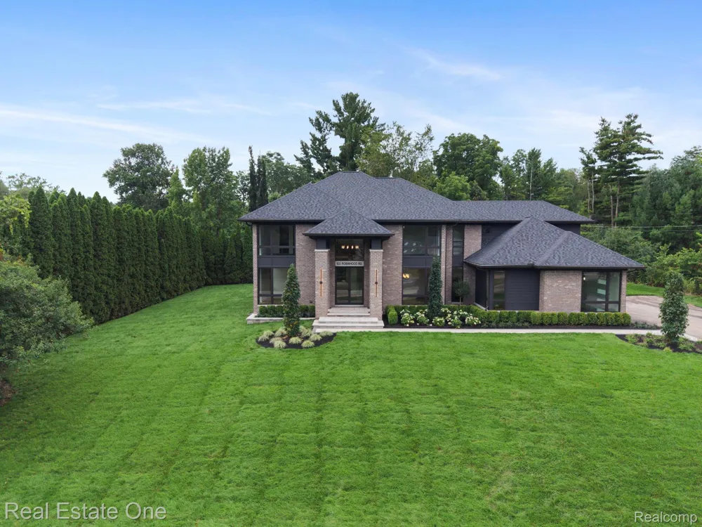 933 Robinhood Road Bloomfield Charter Township, MI 48304