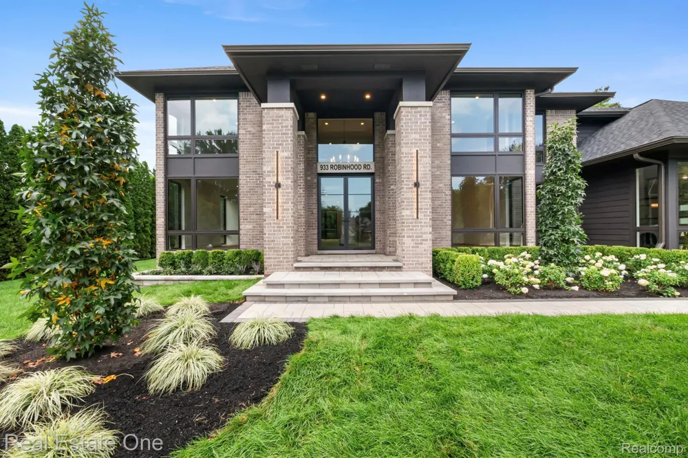 933 Robinhood Road Bloomfield Charter Township, MI 48304