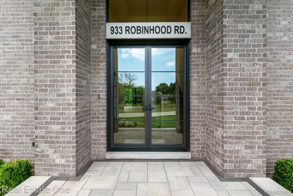 933 Robinhood Road Bloomfield Charter Township, MI 48304