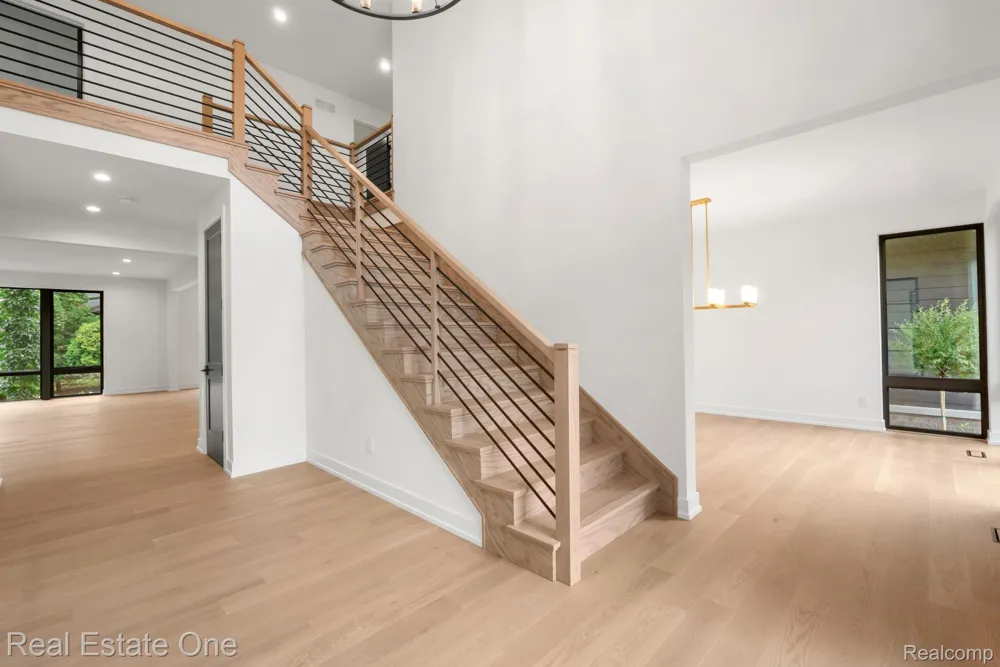 933 Robinhood Road Bloomfield Charter Township, MI 48304