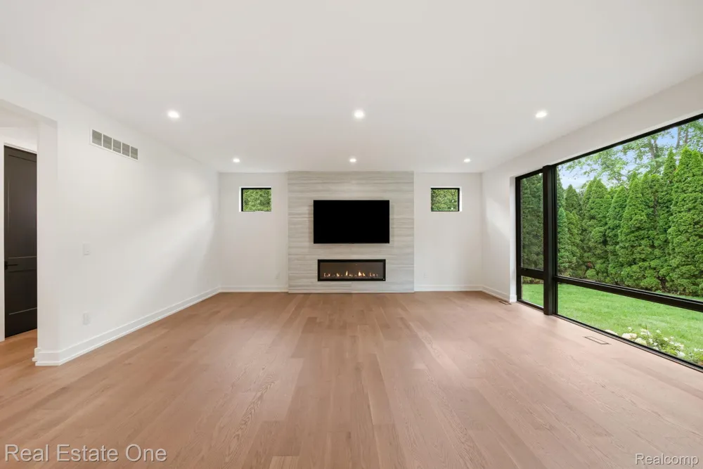 933 Robinhood Road Bloomfield Charter Township, MI 48304