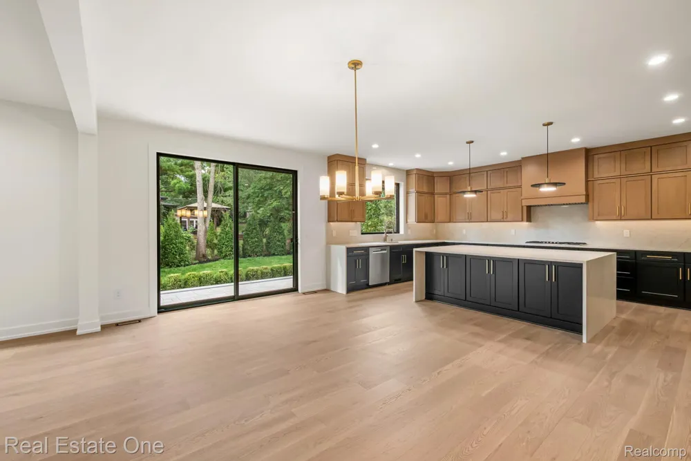 933 Robinhood Road Bloomfield Charter Township, MI 48304