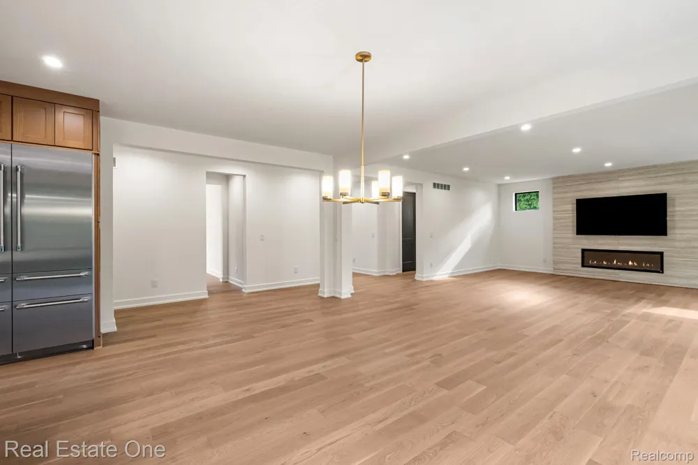 933 Robinhood Road Bloomfield Charter Township, MI 48304