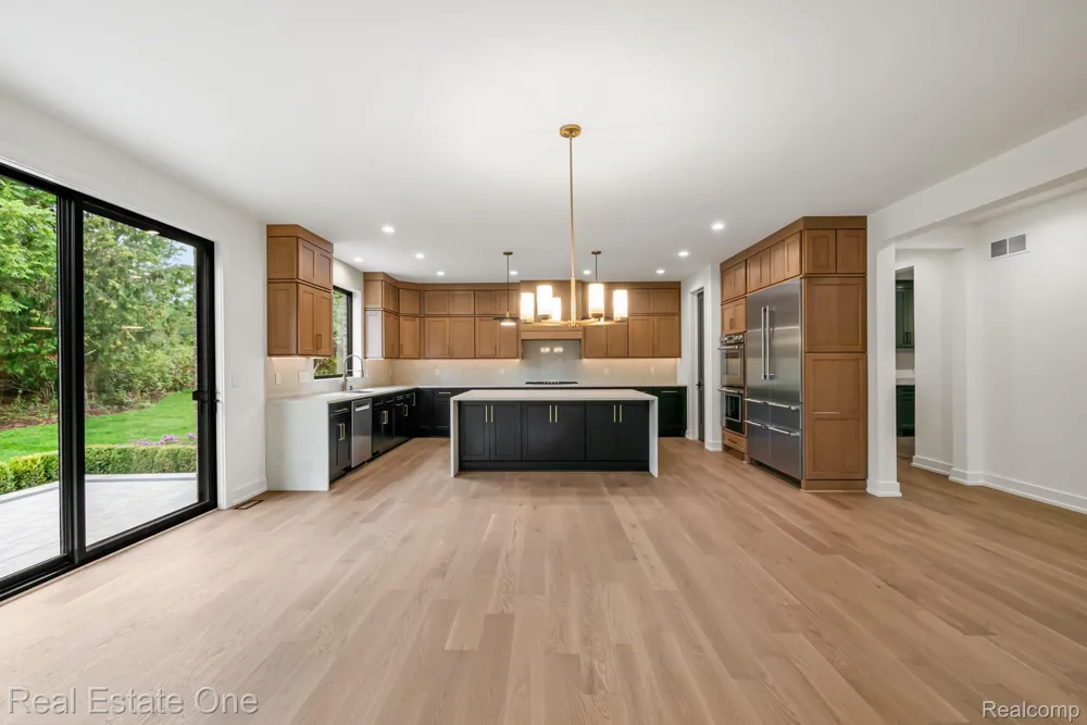 933 Robinhood Road Bloomfield Charter Township, MI 48304