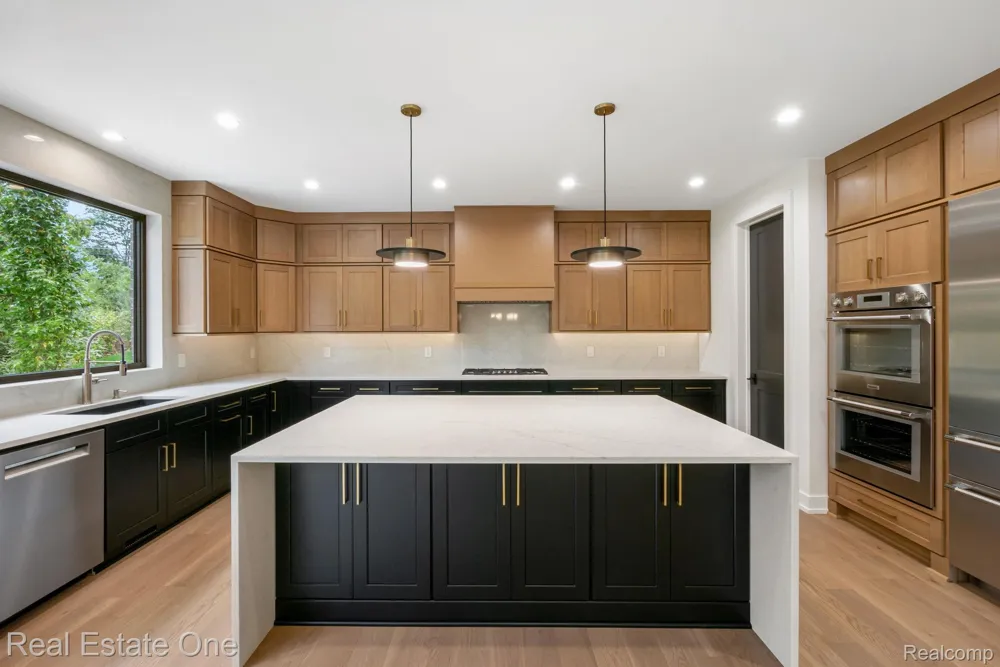 933 Robinhood Road Bloomfield Charter Township, MI 48304