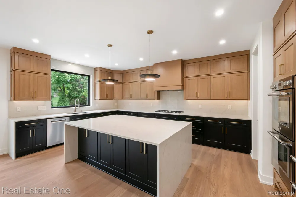 933 Robinhood Road Bloomfield Charter Township, MI 48304