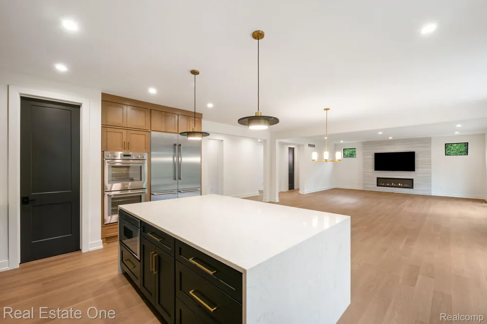 933 Robinhood Road Bloomfield Charter Township, MI 48304