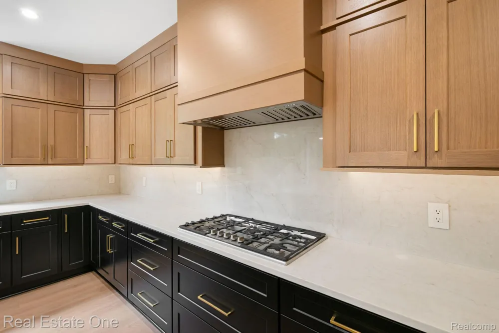 933 Robinhood Road Bloomfield Charter Township, MI 48304