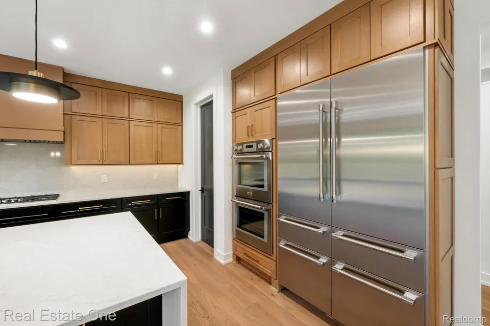 933 Robinhood Road Bloomfield Charter Township, MI 48304