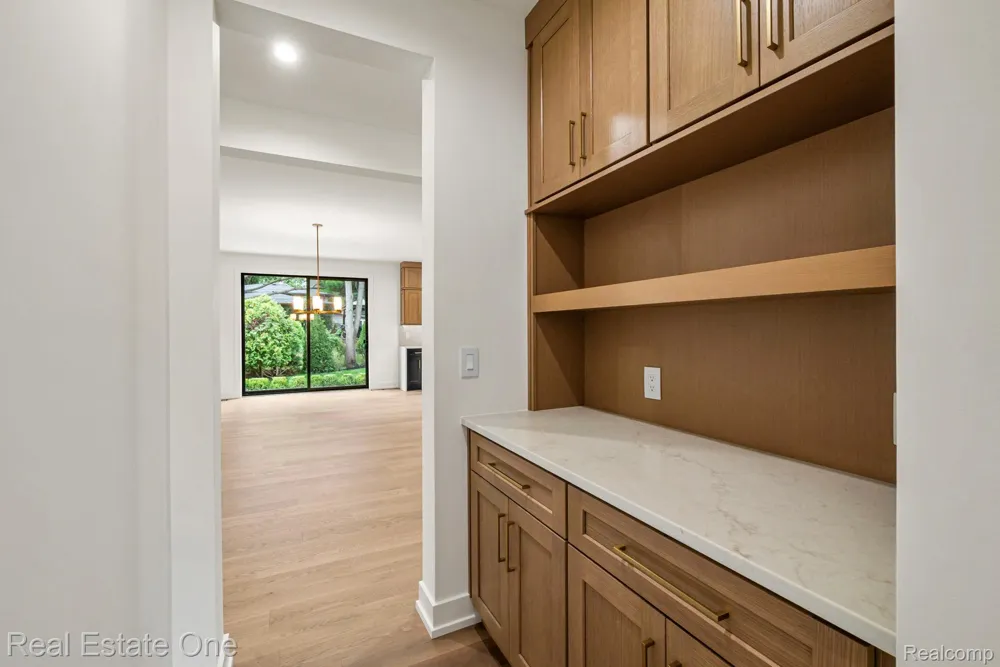 933 Robinhood Road Bloomfield Charter Township, MI 48304