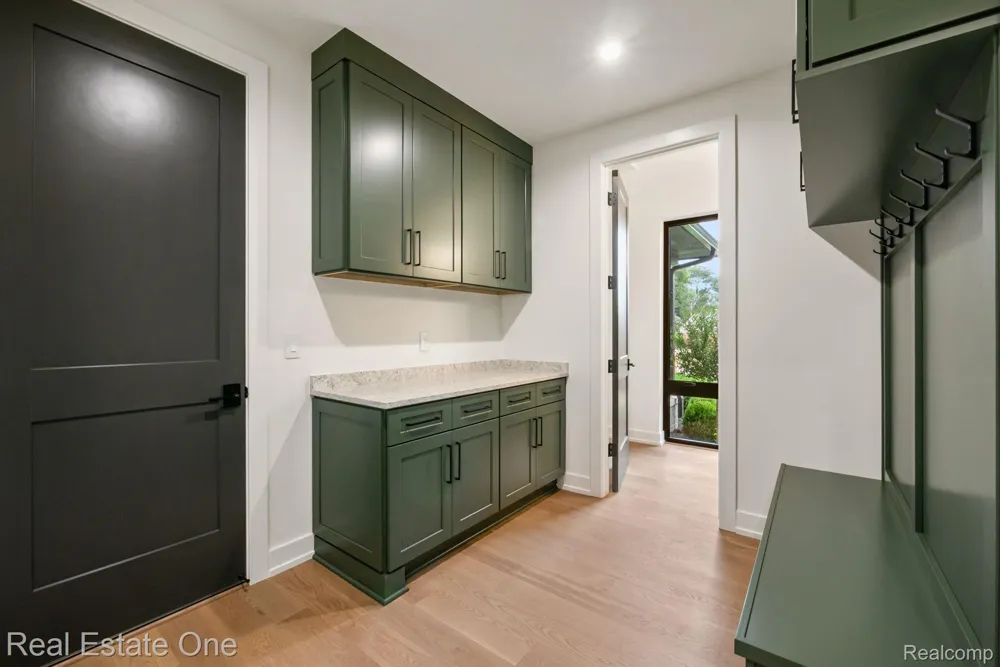 933 Robinhood Road Bloomfield Charter Township, MI 48304