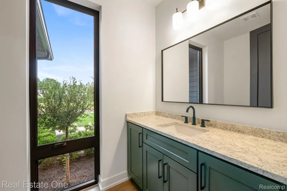 933 Robinhood Road Bloomfield Charter Township, MI 48304