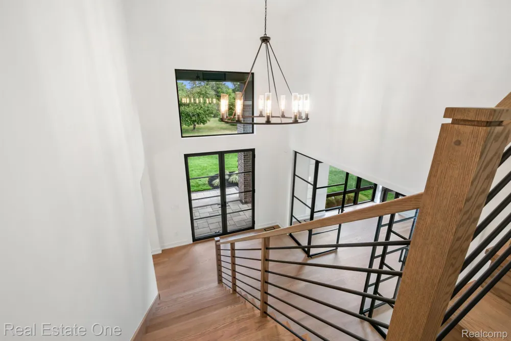933 Robinhood Road Bloomfield Charter Township, MI 48304