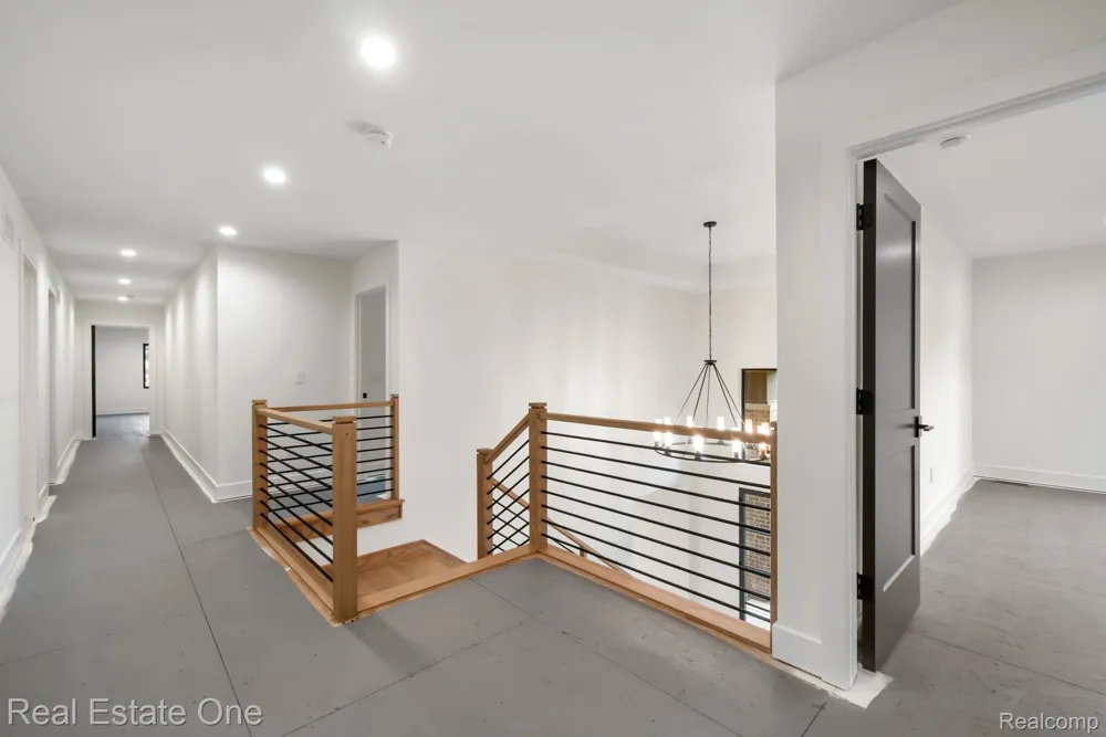 933 Robinhood Road Bloomfield Charter Township, MI 48304