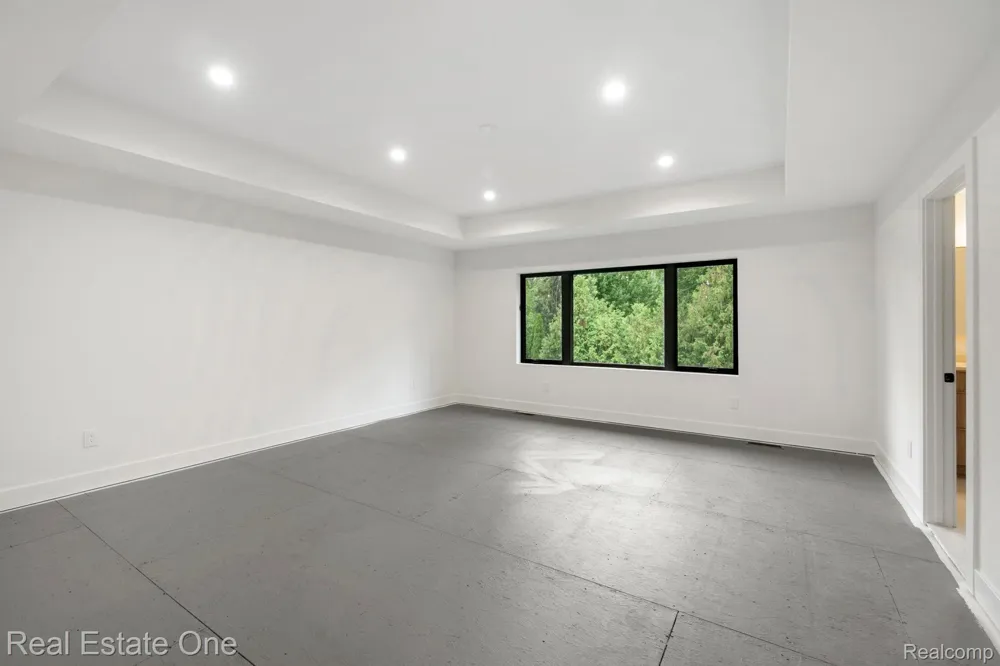 933 Robinhood Road Bloomfield Charter Township, MI 48304