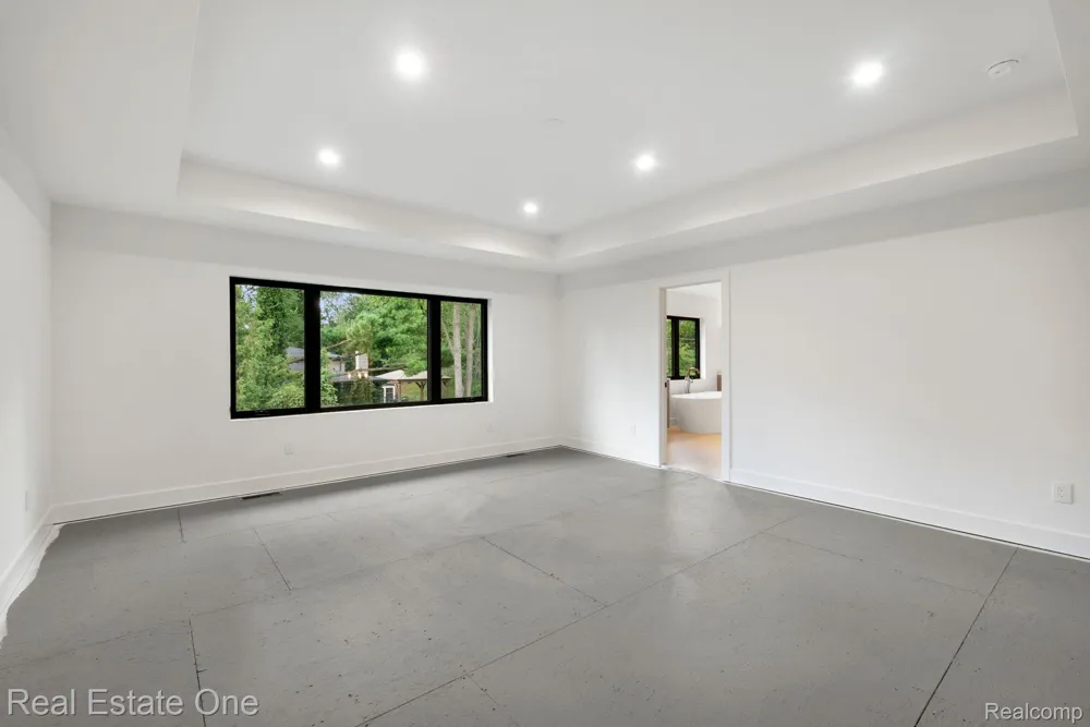 933 Robinhood Road Bloomfield Charter Township, MI 48304