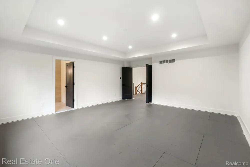 933 Robinhood Road Bloomfield Charter Township, MI 48304