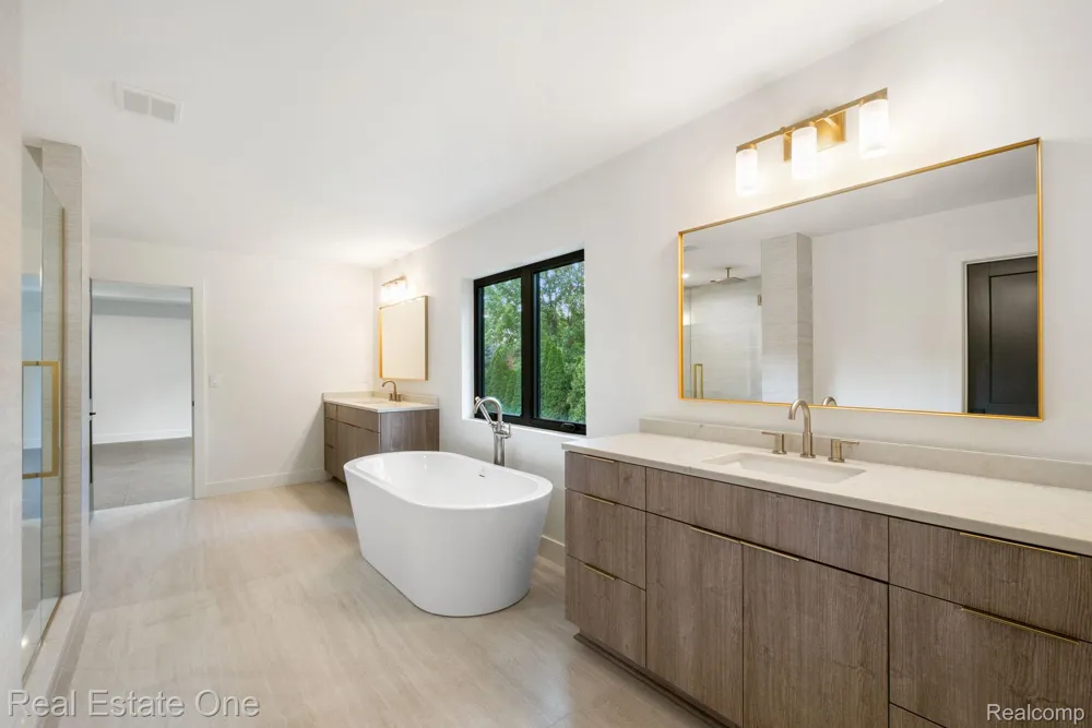 933 Robinhood Road Bloomfield Charter Township, MI 48304