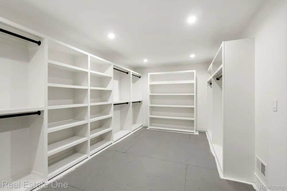 933 Robinhood Road Bloomfield Charter Township, MI 48304