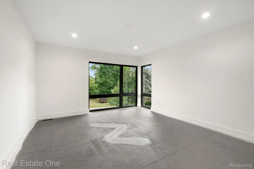 933 Robinhood Road Bloomfield Charter Township, MI 48304