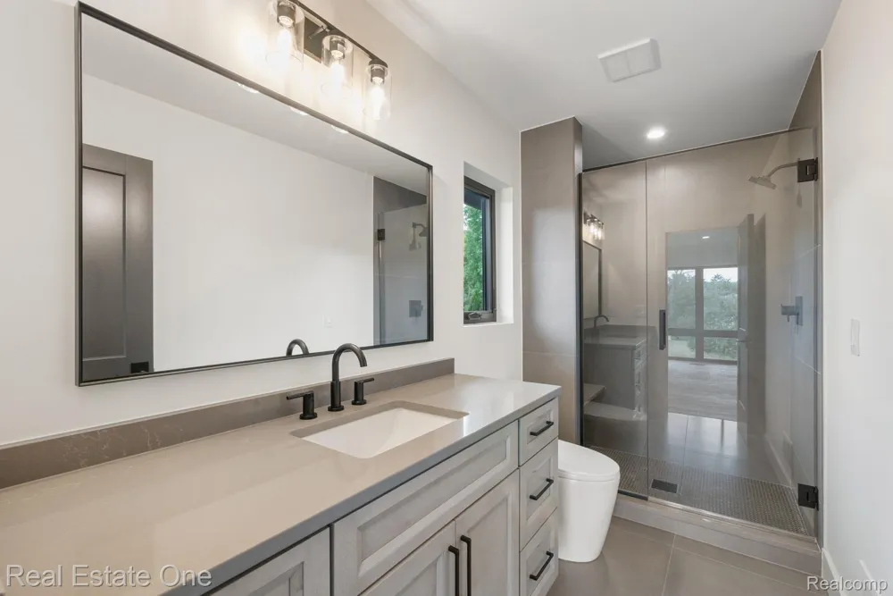 933 Robinhood Road Bloomfield Charter Township, MI 48304