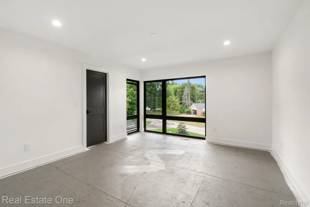 933 Robinhood Road Bloomfield Charter Township, MI 48304