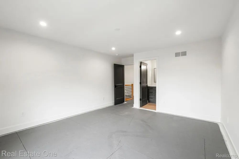 933 Robinhood Road Bloomfield Charter Township, MI 48304